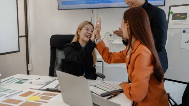 İş adamlarından oluşan bir grup, iş dünyasındaki başarıları, neşeli, neşeli, beyin fırtınası yapan iş adamı ve iş adamlarına el çırparak ve beşlik çakarak eğlendiler.