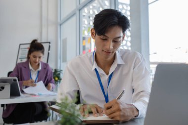Şirketin çalışanlarının birlikte çalıştığı atmosfer, finans departmanı personeli muhasebe departmanında çalışıyor, bir grup işadamı birbirleri ile fikir alışverişinde bulunuyor.
