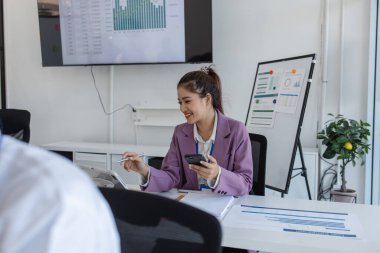 Şirketin çalışanlarının birlikte çalıştığı atmosfer, finans departmanı personeli muhasebe departmanında çalışıyor, bir grup işadamı birbirleri ile fikir alışverişinde bulunuyor.