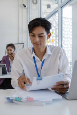 Şirketin çalışanlarının birlikte çalıştığı atmosfer, finans departmanı personeli muhasebe departmanında çalışıyor, bir grup işadamı birbirleri ile fikir alışverişinde bulunuyor.