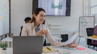 Şirketin çalışanlarının birlikte çalıştığı atmosfer, finans departmanı personeli muhasebe departmanında çalışıyor, bir grup işadamı birbirleri ile fikir alışverişinde bulunuyor.