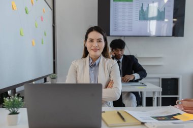 Şirketin çalışanlarının birlikte çalıştığı atmosfer, finans departmanı personeli muhasebe departmanında çalışıyor, bir grup işadamı birbirleri ile fikir alışverişinde bulunuyor.