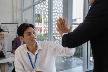 İş adamları beşlik çakıyor ya da yumruk tokuşturuyor ya da iyi yapılmış bir işten memnuniyetlerini ifade etmek için ellerini birleştiriyorlar. Çalışanlar başarılı bir projede mutluluklarını paylaşıyorlar.