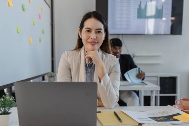 Şirketin çalışanlarının birlikte çalıştığı atmosfer, finans departmanı personeli muhasebe departmanında çalışıyor, bir grup işadamı birbirleri ile fikir alışverişinde bulunuyor.