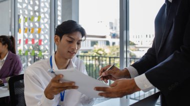 Bir grup iş adamı bir konferans odasında toplanıyor, girişimciler bilgi paylaşmak için bir araya geliyor, pazarlama personeli sunulması gereken işler hakkında formasyon halinde tartışıyorlar