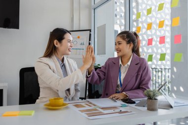 İş adamları beşlik çakıyor ya da yumruk tokuşturuyor ya da iyi yapılmış bir işten memnuniyetlerini ifade etmek için ellerini birleştiriyorlar. Çalışanlar başarılı bir projede mutluluklarını paylaşıyorlar.