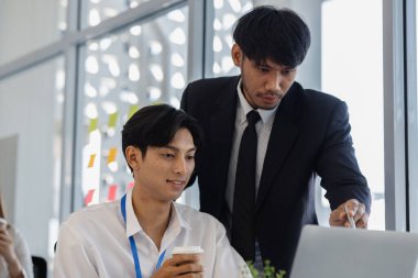 Bir grup iş adamı bir konferans odasında toplanıyor, girişimciler bilgi paylaşmak için bir araya geliyor, pazarlama personeli sunulması gereken işler hakkında formasyon halinde tartışıyorlar