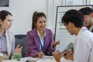 Girişimciler konferans odasında yeni ürünler geliştirmek için birlikte beyin fırtınası yapıyorlar, iş adamları pazarlama stratejileri ve finans konularında birbirleriyle bilgi paylaşıyorlar, muhasebeci, işadamı