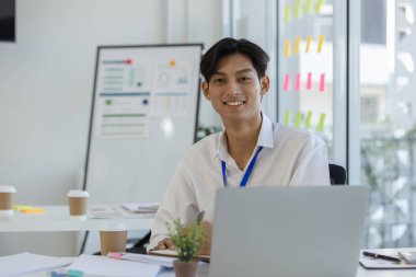 Ofiste çalışıyorlar, pazarlama personeli çalışıyor, muhasebe ofisinde muhasebe personeli çalışıyor, girişim, finans, şirket, bölüm,