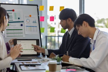 Girişimciler konferans odasında yeni ürünler geliştirmek için birlikte beyin fırtınası yapıyorlar, iş adamları pazarlama stratejileri ve finans konularında birbirleriyle bilgi paylaşıyorlar, muhasebeci, işadamı