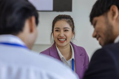 Girişimciler konferans odasında yeni ürünler geliştirmek için birlikte beyin fırtınası yapıyorlar, iş adamları pazarlama stratejileri ve finans konularında birbirleriyle bilgi paylaşıyorlar, muhasebeci, işadamı