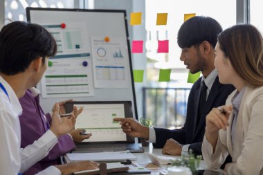 Girişimciler konferans odasında yeni ürünler geliştirmek için birlikte beyin fırtınası yapıyorlar, iş adamları pazarlama stratejileri ve finans konularında birbirleriyle bilgi paylaşıyorlar, muhasebeci, işadamı