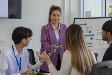 Girişimciler konferans odasında yeni ürünler geliştirmek için birlikte beyin fırtınası yapıyorlar, iş adamları pazarlama stratejileri ve finans konularında birbirleriyle bilgi paylaşıyorlar, muhasebeci, işadamı