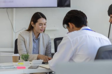 Girişimciler konferans odasında yeni ürünler geliştirmek için birlikte beyin fırtınası yapıyorlar, iş adamları pazarlama stratejileri ve finans konularında birbirleriyle bilgi paylaşıyorlar, muhasebeci, işadamı