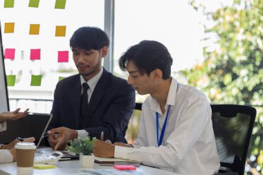 Girişimciler konferans odasında yeni ürünler geliştirmek için birlikte beyin fırtınası yapıyorlar, iş adamları pazarlama stratejileri ve finans konularında birbirleriyle bilgi paylaşıyorlar, muhasebeci, işadamı