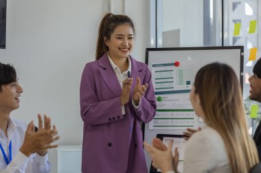 İş adamları sevinçlerini, proje başarılı olduğu için 