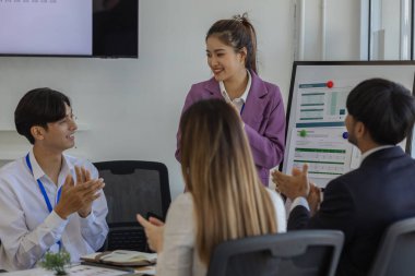 İş adamları sevinçlerini, proje başarılı olduğu için 