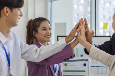 İş adamları beşlik çakıyor ya da yumruk tokuşturuyor ya da iyi yapılmış bir işten memnuniyetlerini ifade etmek için ellerini birleştiriyorlar. Çalışanlar başarılı bir projede mutluluklarını paylaşıyorlar.