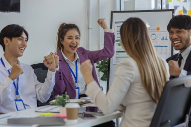 İş adamları sevinçlerini, proje başarılı olduğu için 