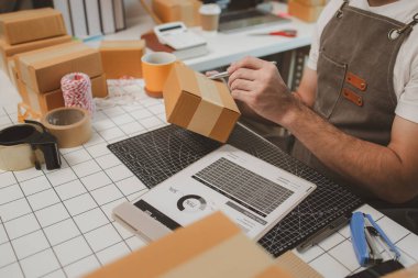 Packer, bir nakliye şirketinde bir odada çalışıyor. Girişimci, internette küçük eşyalar satan küçük bir işletme sahibi. Bir işadamı, nakliye şirketinde, paketinde, ürününde çalışıyor.