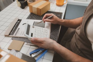 Packer, bir nakliye şirketinde bir odada çalışıyor. Girişimci, internette küçük eşyalar satan küçük bir işletme sahibi. Bir işadamı, nakliye şirketinde, paketinde, ürününde çalışıyor.