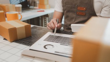 Packer, bir nakliye şirketinde bir odada çalışıyor. Girişimci, internette küçük eşyalar satan küçük bir işletme sahibi. Bir işadamı, nakliye şirketinde, paketinde, ürününde çalışıyor.