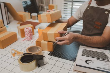 Packer, bir nakliye şirketinde bir odada çalışıyor. Girişimci, internette küçük eşyalar satan küçük bir işletme sahibi. Bir işadamı, nakliye şirketinde, paketinde, ürününde çalışıyor.