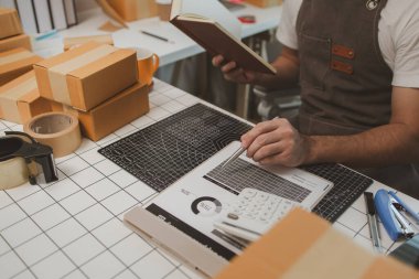 Packer, bir nakliye şirketinde bir odada çalışıyor. Girişimci, internette küçük eşyalar satan küçük bir işletme sahibi. Bir işadamı, nakliye şirketinde, paketinde, ürününde çalışıyor.