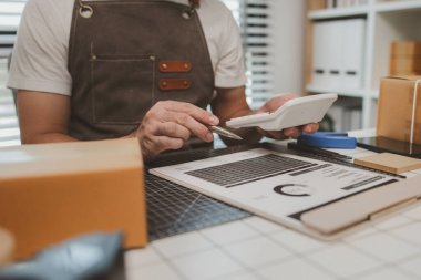 Packer, bir nakliye şirketinde bir odada çalışıyor. Girişimci, internette küçük eşyalar satan küçük bir işletme sahibi. Bir işadamı, nakliye şirketinde, paketinde, ürününde çalışıyor.