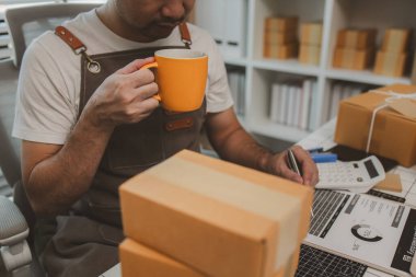 Packer, bir nakliye şirketinde bir odada çalışıyor. Girişimci, internette küçük eşyalar satan küçük bir işletme sahibi. Bir işadamı, nakliye şirketinde, paketinde, ürününde çalışıyor.