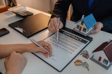 Personel kira sözleşmesi belgelerini alıcıya açıklıyor. Alıcı da kira sözleşmesini imzalıyor. Sahipliğin devri için personelle kontrat imzalıyor.