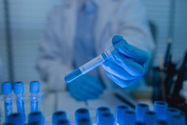 Bir kadın kimyager laboratuvarda çeşitli sıvı bileşiklerini test ediyor, bir bilim adamı laboratuvarda, laboratuarda, laboratuarda, deney tüpünde, bilimsel araştırmalar yapıyor.