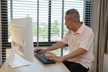 Bir baba emeklilik yıllarını evinde rahatça geçirir, bir dede boş zamanlarını oturma odasında çeşitli aktiviteler yaparak geçirir.