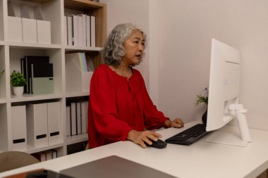 Bir anne emeklilik yıllarını evinde rahatça geçirir, bir büyükanne boş zamanlarını oturma odasında çeşitli aktiviteler yaparak geçirir.