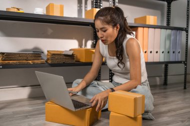 Depo çalışanı depoda paketlenmiş kutuları işaretliyor. Çevrimiçi iş yapan küçük bir işletme sahibi müşterilere, paketlere, e-ticarete göndermek için paket paketliyor.,