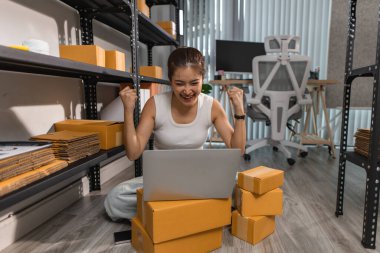 Küçük bir internet işletmesi sahibi, işi başarılı olduğu için kendini çok mutlu hissediyor. Girişimci, depo, paket, küçük işletme, neşe içinde olduğu süre zarfında neşesini gösteriyor.