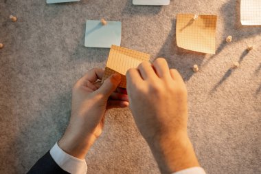 tablo tabanlı istatistiksel veriler, muhasebe personeli tarafından şirketin gelir ve gider verilerini sunmak için hazırlanır, bir işadamı sunum için pazarlama ve mali bilgiler hazırlar