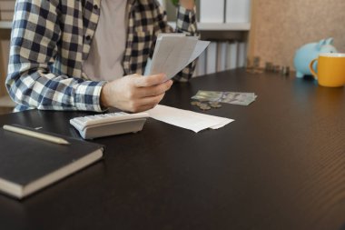 Çok sayıda aylık fatura geldiği için stresliydi ama toplam geliri tüm harcamalarını karşılamaya yetmiyordu. Aldığı faturaları ödemek için biriktirdiği birikimleri hesaplarken çok stresliydi.