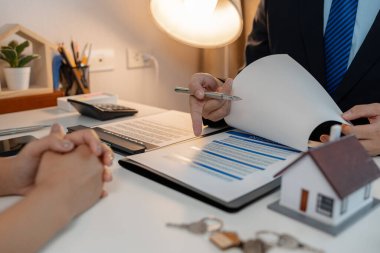 Personel, ev sigortası belgelerini alıcılara açıklarken, ev satın alırken emlak ve yatırım için de ev sigortası satın almanız gerekir.