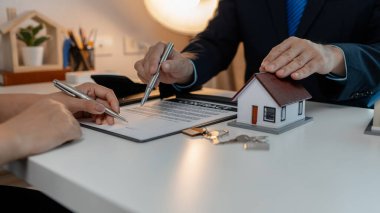 Personel kira sözleşmesi belgelerini alıcıya açıklıyor. Alıcı da kira sözleşmesini imzalıyor. Sahipliğin devri için personelle kontrat imzalıyor.