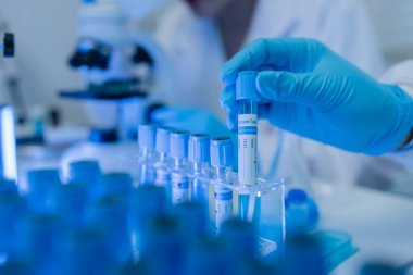 İki bilimadamı yeni bir antiviral ilaç bulmak için birlikte çalışıyor, iki kimyager bilim, mikroskop, laboratuvarda çalışmak için bilimsel araçlar kullanıyorlar,