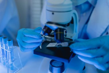 İki bilimadamı yeni bir antiviral ilaç bulmak için birlikte çalışıyor, iki kimyager bilim, mikroskop, laboratuvarda çalışmak için bilimsel araçlar kullanıyorlar,