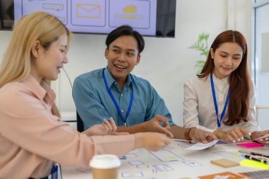 ux, ui, web ve mobil uygulama tasarımcıları, kullanıcılar için kolay ve keyifli hale getirmek için renk şemaları ve planlar da dahil olmak üzere tasarladıkları web sitesi veya uygulamanın görünüm ve hissini tartışıyor