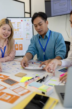 ux, ui, web ve mobil uygulama tasarımcıları, kullanıcılar için kolay ve keyifli hale getirmek için renk şemaları ve planlar da dahil olmak üzere tasarladıkları web sitesi veya uygulamanın görünüm ve hissini tartışıyor