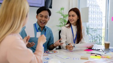 ux, ui, web ve mobil uygulama tasarımcıları, kullanıcılar için kolay ve keyifli hale getirmek için renk şemaları ve planlar da dahil olmak üzere tasarladıkları web sitesi veya uygulamanın görünüm ve hissini tartışıyor