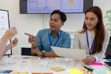 ux, ui, web ve mobil uygulama tasarımcıları, kullanıcılar için kolay ve keyifli hale getirmek için renk şemaları ve planlar da dahil olmak üzere tasarladıkları web sitesi veya uygulamanın görünüm ve hissini tartışıyor