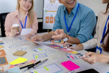 ux, ui, web ve mobil uygulama tasarımcıları, kullanıcılar için kolay ve keyifli hale getirmek için renk şemaları ve planlar da dahil olmak üzere tasarladıkları web sitesi veya uygulamanın görünüm ve hissini tartışıyor