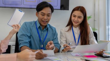 ux, ui, web ve mobil uygulama tasarımcıları, kullanıcılar için kolay ve keyifli hale getirmek için renk şemaları ve planlar da dahil olmak üzere tasarladıkları web sitesi veya uygulamanın görünüm ve hissini tartışıyor