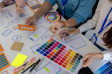 ux, ui, web ve mobil uygulama tasarımcıları, kullanıcılar için kolay ve keyifli hale getirmek için renk şemaları ve planlar da dahil olmak üzere tasarladıkları web sitesi veya uygulamanın görünüm ve hissini tartışıyor