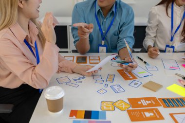 ux, ui, web ve mobil uygulama tasarımcıları, kullanıcılar için kolay ve keyifli hale getirmek için renk şemaları ve planlar da dahil olmak üzere tasarladıkları web sitesi veya uygulamanın görünüm ve hissini tartışıyor